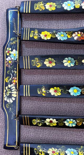 Hermoso conjunto de madera pintado a mano