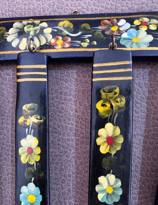 Hermoso conjunto de madera pintado a mano