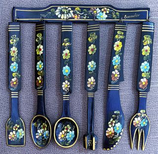 Hermoso conjunto de madera pintado a mano