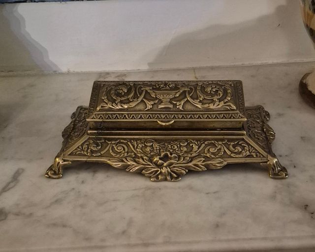 Portafrancobolli. in bronzo dorato a 5 vaschettel