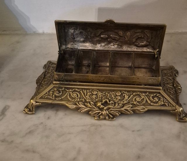 Portafrancobolli. in bronzo dorato a 5 vaschettel