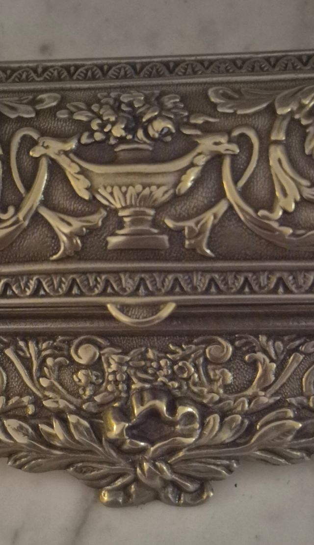 Portafrancobolli. in bronzo dorato a 5 vaschettel