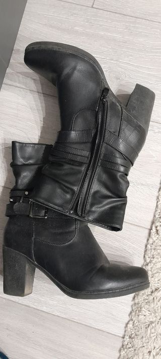 Botines negros con hebilla y tachuelas