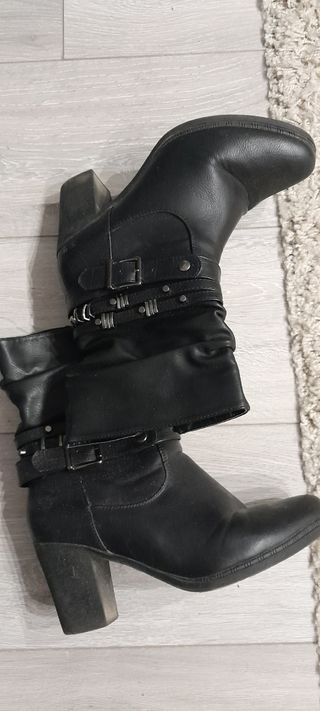 Botines negros con hebilla y tachuelas