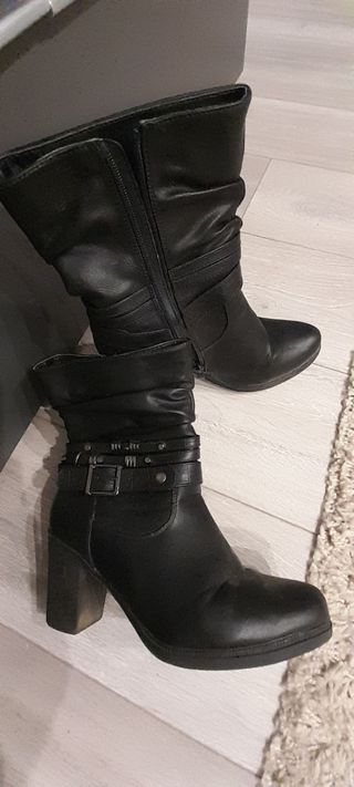 Botines negros con hebilla y tachuelas