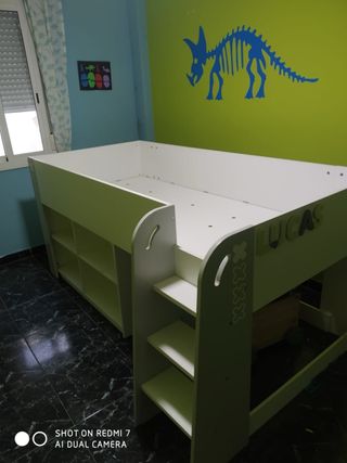 Cama infantil con estanterías