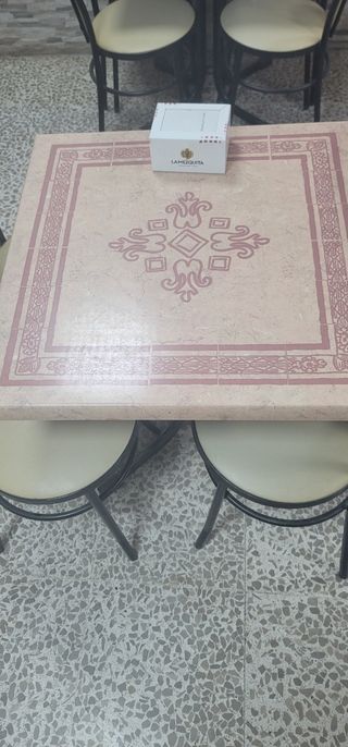 Silla de comedor con respaldo curvo y mesas a jueg