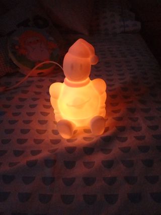 Lámpara infantil blanca con luz multicolor