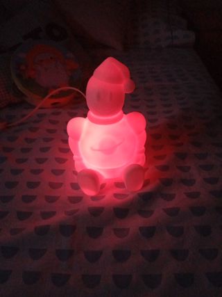 Lámpara infantil blanca con luz multicolor