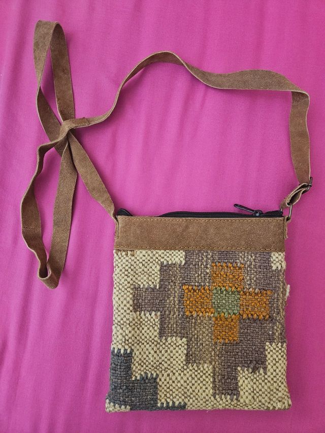 Bolso de mano tejido con correa