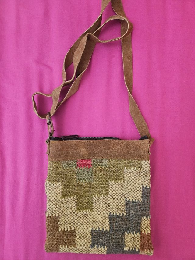 Bolso de mano tejido con correa