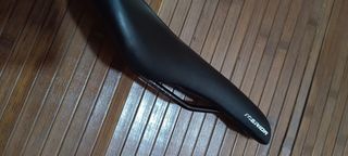 Sillín de bicicleta negro