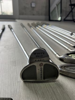 Juego de 14 palos golf Callaway y Titleist + bolsa