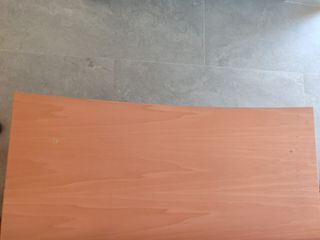 Mueble de madera maciza con cajones.