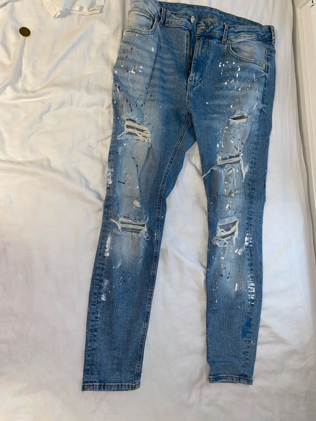 Pantalón vaquero roto con salpicaduras