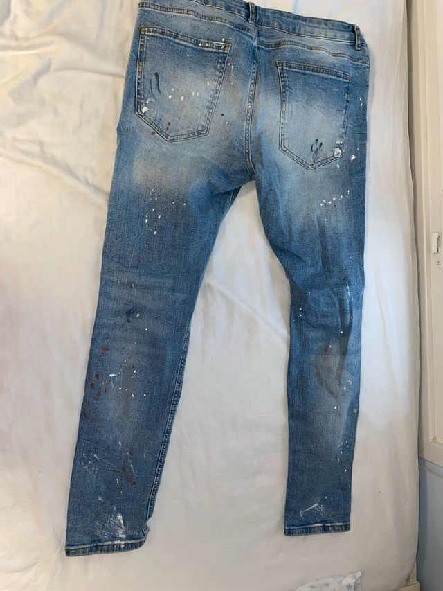 Pantalón vaquero roto con salpicaduras