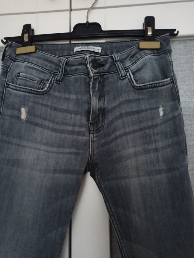 Jeans skinny Zara grises desgastados