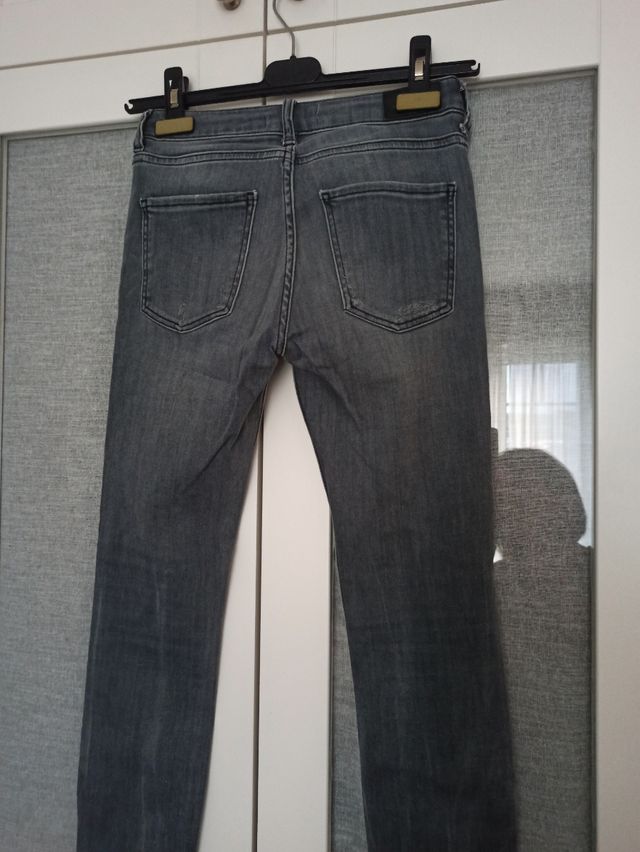 Jeans skinny Zara grises desgastados