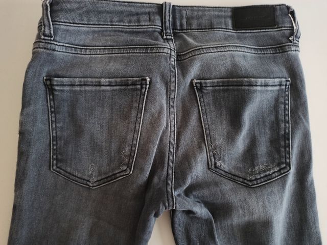 Jeans skinny Zara grises desgastados