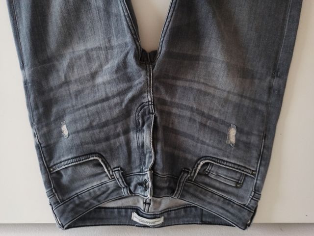 Jeans skinny Zara grises desgastados