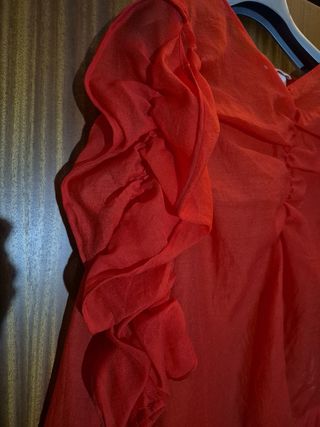 Blusa roja con volantes