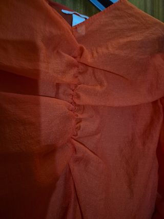 Blusa roja con volantes