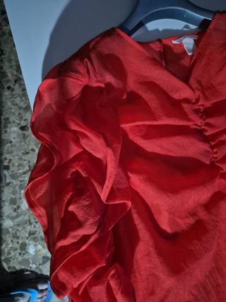 Blusa roja con volantes