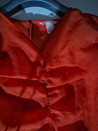 Blusa roja con volantes