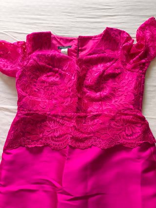 Vestido de fiesta rosa con encaje