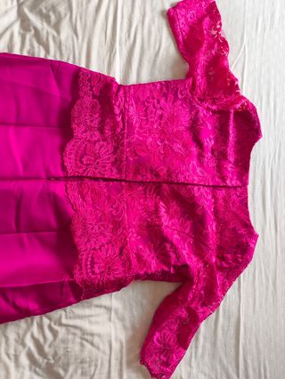 Vestido de fiesta rosa con encaje