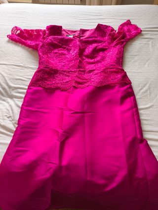 Vestido de fiesta rosa con encaje