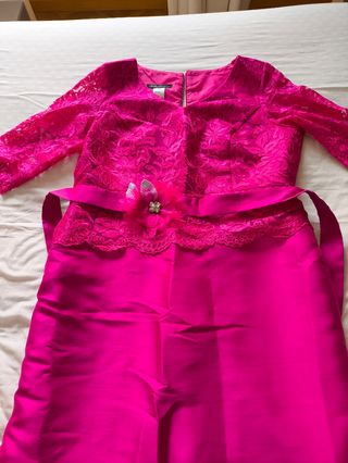 Vestido de fiesta rosa con encaje