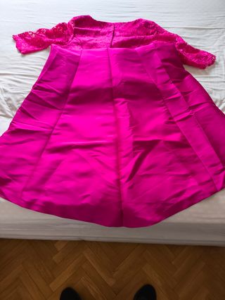 Vestido de fiesta rosa con encaje