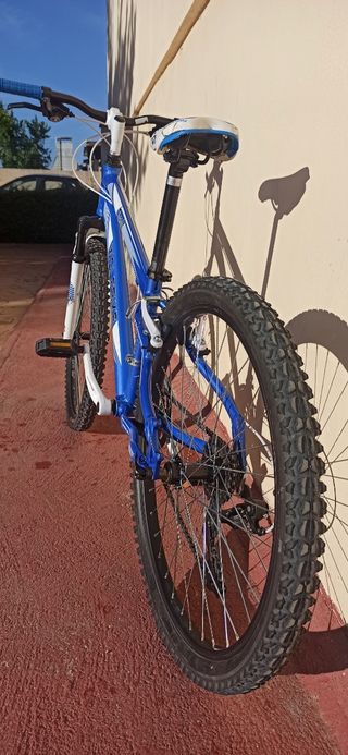 Bicicleta Infantil Azul 24" muy buen estado