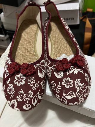 Bailarinas estampadas color burdeos  talla 41