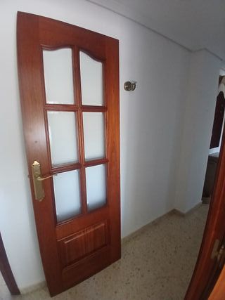 Puerta de madera maciza con cristal