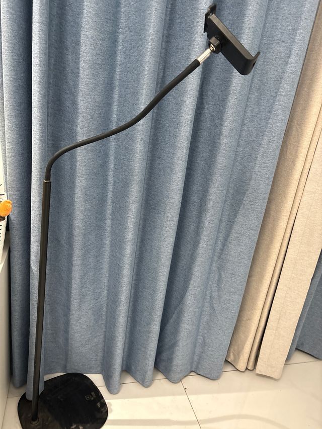 Soporte de suelo ajustable para móvil y iPad