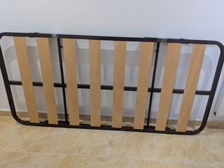 Somier de laminas con patas plegables integradas.