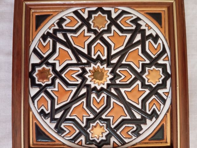 Dos cuadros de cerámica con motivos Árabes.