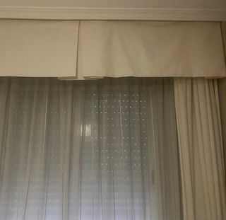 Patas de cortinas y faldón beige