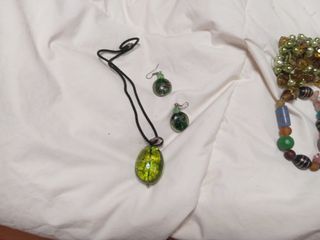 Collar y pendientes verdes