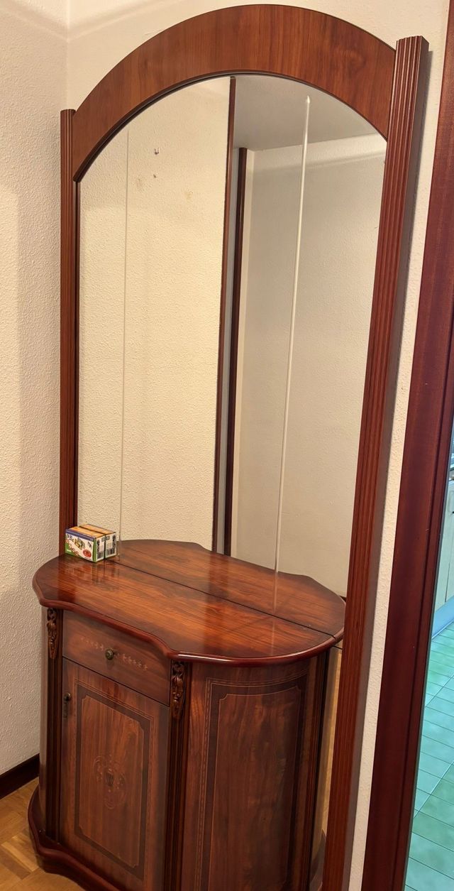 Recibidor de madera con espejo.