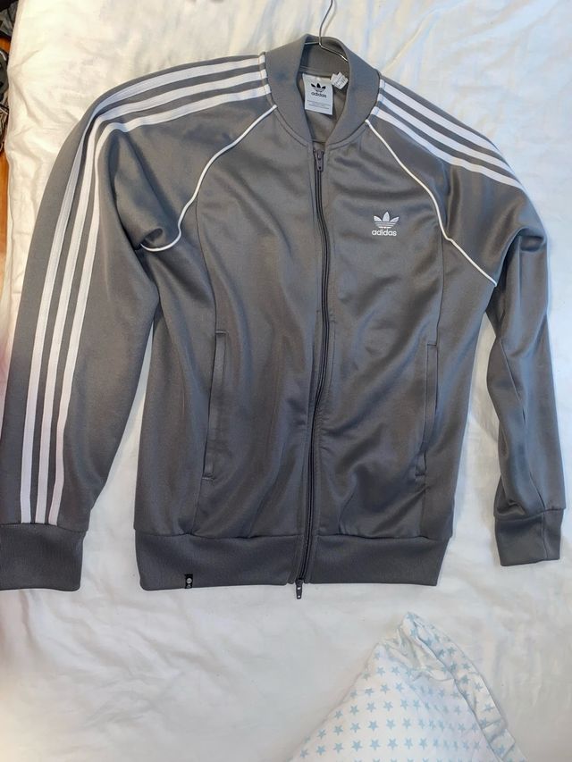 Sudadera Adidas Gris con Rayas
