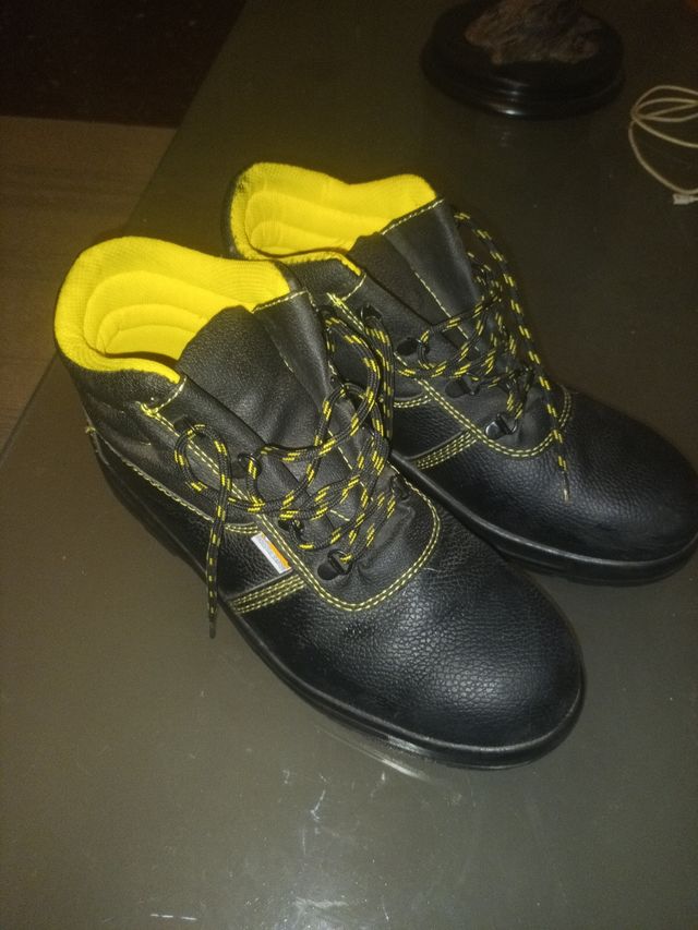 Botas de seguridad negras y amarillas