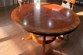 Mesa de comedor ovalada con marquetería