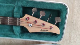 Bajo Eléctrico Academy con Estuche
