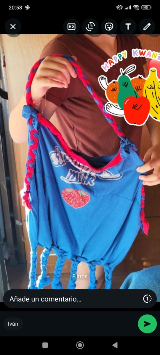 Bolso de hombro zul y rojo