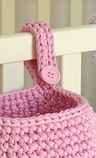 Cesta rosa para cuna