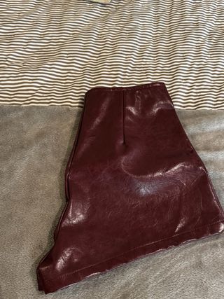 Pantalón cuero granate