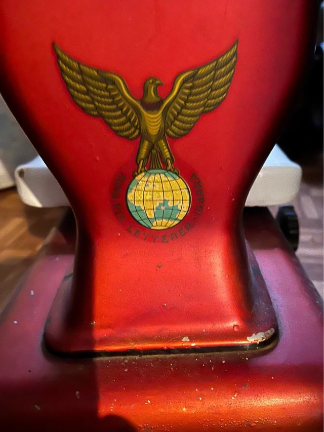 Báscula antigua con águila y globo terráqueo